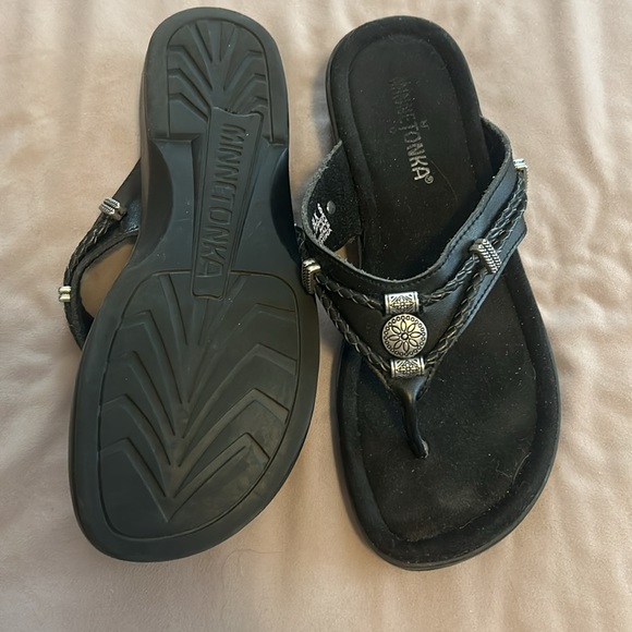 Minnetonka black sandals size 6 - Picture 3 of 4